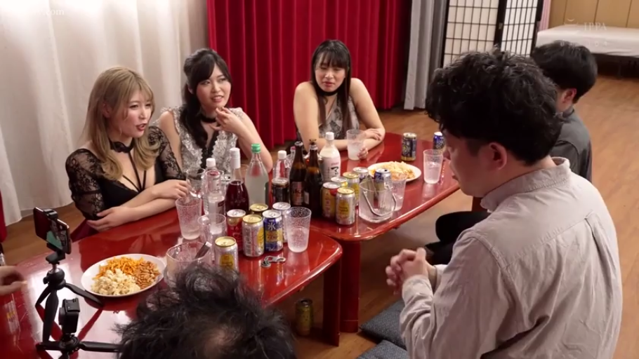 室内 · 坐姿 · 愉悦 · 多人 · 连衣裙 · 聚会 · 酒