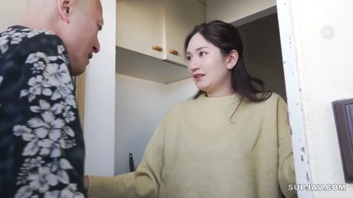 平静 · 室内门口 · 女子面部特写 · 花色长袖衬衫