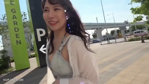 微笑 · 半身 · 行走 · 户外 · 散步 · 吊带衫 · 街拍