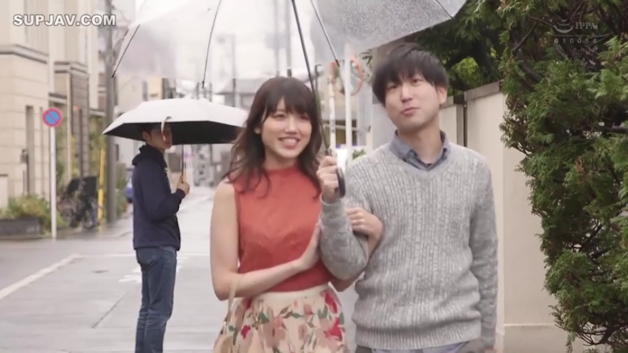 交谈 · 室外 · 雨伞 · 花卉长裙 · 女子脸部特写 · 下雨