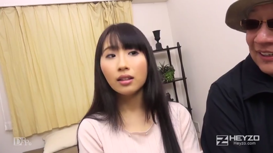 卧室 · 平静 · 太阳眼镜 · 女子面部特写 · 男子穿黑色夹克 · 画面有视频网站LOGO
