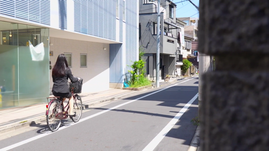 深色西装外套 · 自行车 · 白昼 · 日本住宅区街道