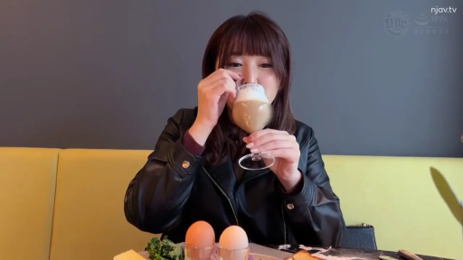 平静 · 拿杯子的手 · 黑色皮衣 · 餐厅 · 煮鸡蛋 · 桌上有食物
