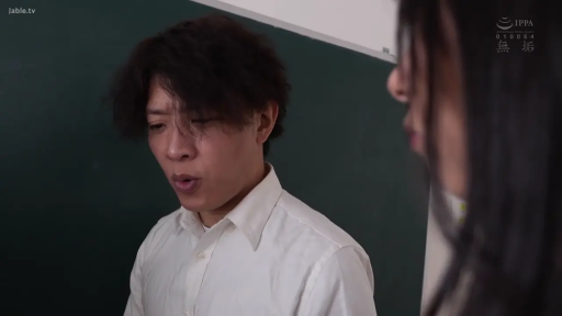 专注 · 教室 · 男性侧脸特写 · 男性白色长袖衬衫