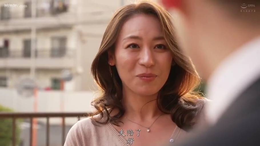 交谈 · 脸部特写 · 站立 · 微笑 · 针织衫 · 户外