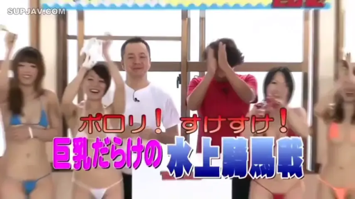 红色T恤 · 开心 · 女性胸部轮廓 · 日本综艺风格 · 综艺演播室 · 节目横幅