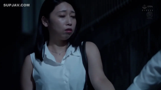 无奈 · 暗光环境 · 白いノースリーブシャツ · 夜间街道 · 女子侧脸特写