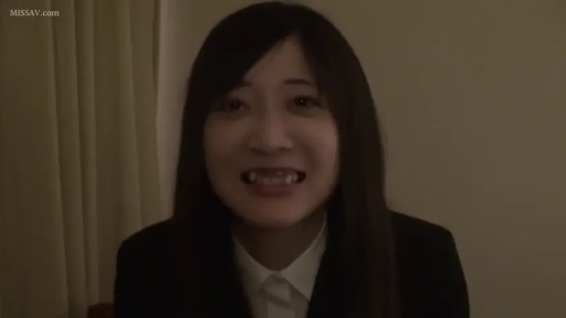 室内 · 微笑 · 面对镜头 · 面部特写 · 职业装 · 长发 · 正面