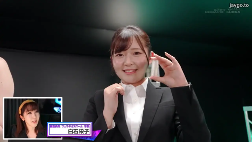 站立 · 展示 · 字幕 · 中景 · 微笑 · 职业装 · 演播室 · 透明小瓶