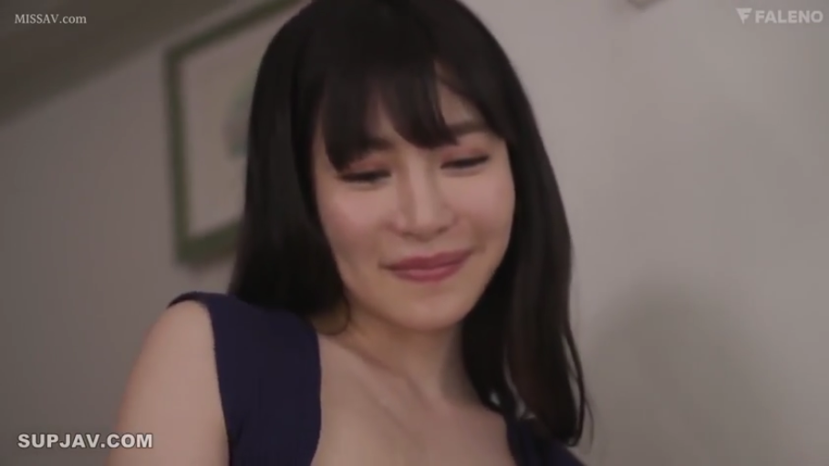 室内 · 面部特写 · 微低头 · 深蓝色无袖上衣