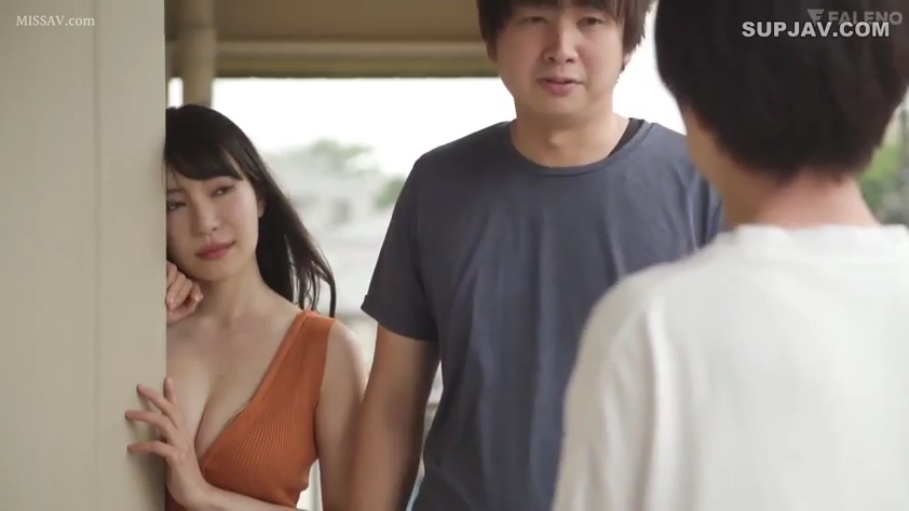 室内走廊 · 女子上半身特写 · 男子表情平淡 · 女子穿着橙色无袖紧身连衣裙