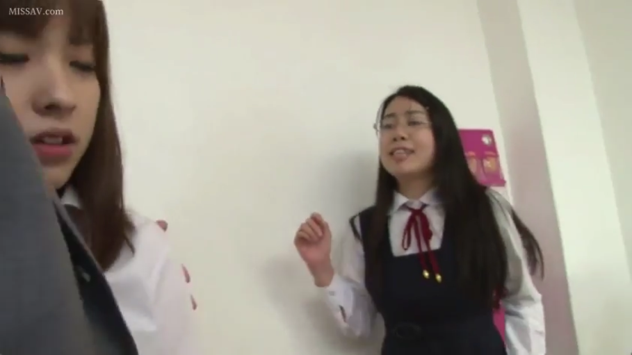 教室或学校走廊 · 交谈中 · 眼镜 · 深色背心裙 · 人物面部特写