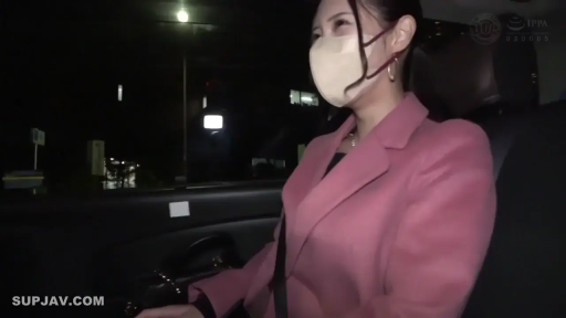 坐姿 · 半身 · 车内 · 粉色外套