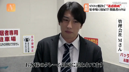 室内 · 严肃 · 站立 · 中景 · 西装 · 采访 · 告示牌 · 受访