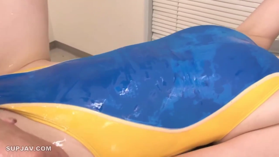 室内 · 躯干特写 · 蓝黄配色连体泳衣 · 润滑液反光