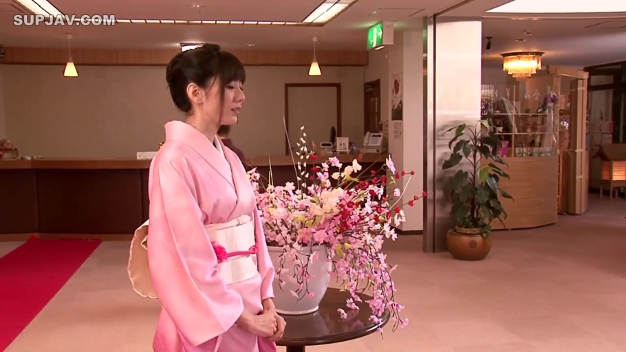 平静 · 腰带 · 旅馆大堂 · 面部侧脸特写 · 插花 · 背景有鲜花和红地毯