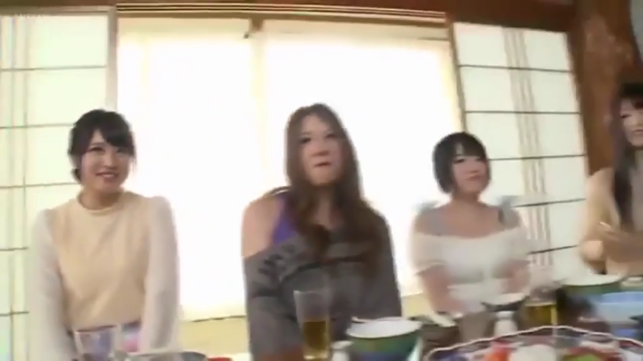 自然放松 · 酒杯 · 露肩上衣 · 日式旅馆 · 人物面部中景 · 背景有日式纸门