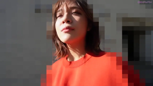 微闭双眼 · 面部特写 · 户外 · 阳光直射 · 红色圆领卫衣