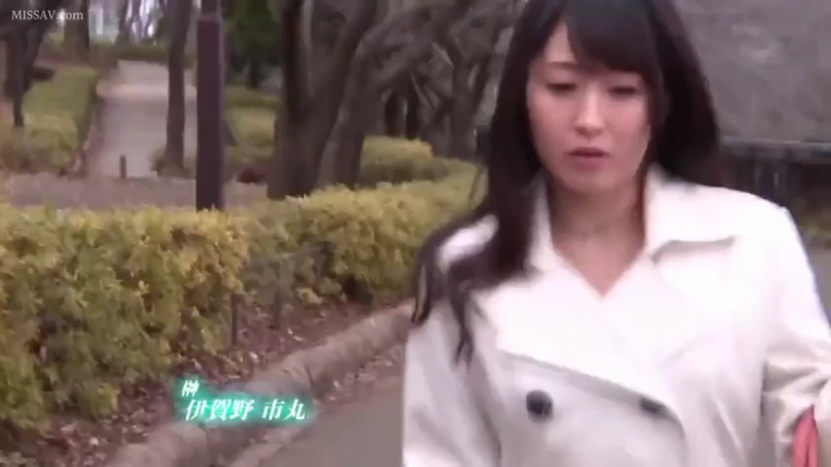 严肃 · 中景 · 行走 · 户外 · 长发 · 散步 · 白色风衣