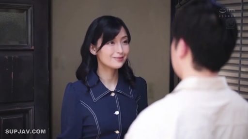 交谈 · 微笑 · 门口 · 蓝色连衣裙 · 半身像 · 成人影片 · 对视站立