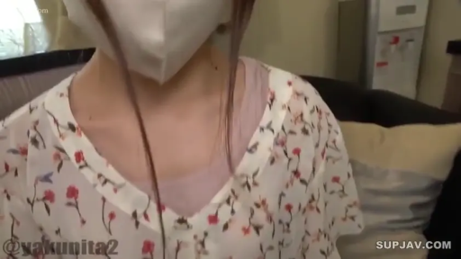 室内 · 坐姿 · 胸部 · 展示 · 水印 · 碎花衬衫 · 口罩