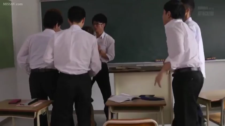 深色西裤 · 教室 · 压迫感 · 课本