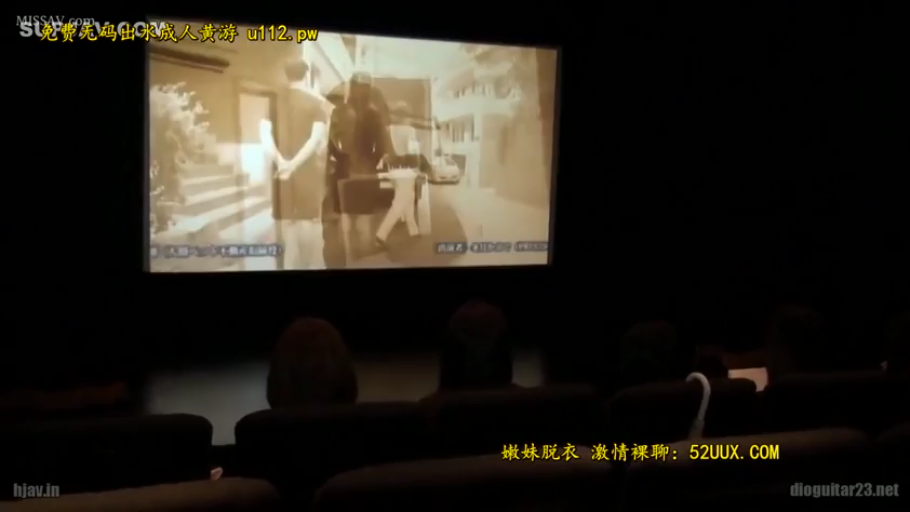 坐姿 · 远景 · 休闲服 · 模糊 · 电影院 · 看电影 · 电影屏幕 · 影院偷拍