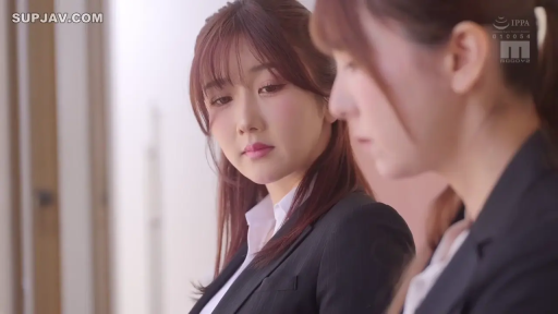 坐姿 · 严肃 · 办公室 · 面部特写 · 职业装 · 注视 · OL