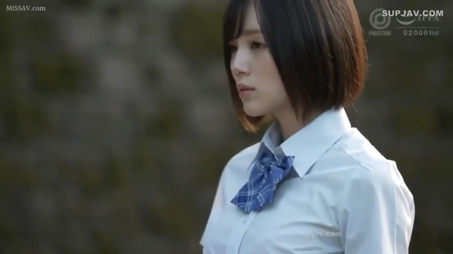冷淡 · 脸部侧面特写 · 室外 · 蓝格纹领结