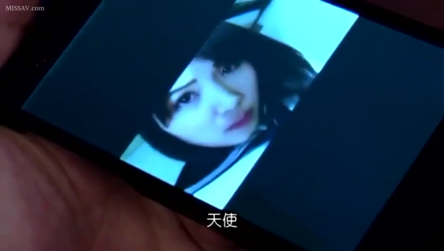 室内 · 手机 · 深色上衣 · 女性看向镜头 · 手机屏幕显示的人脸特写 · 手机上有中文字幕显示“天使”