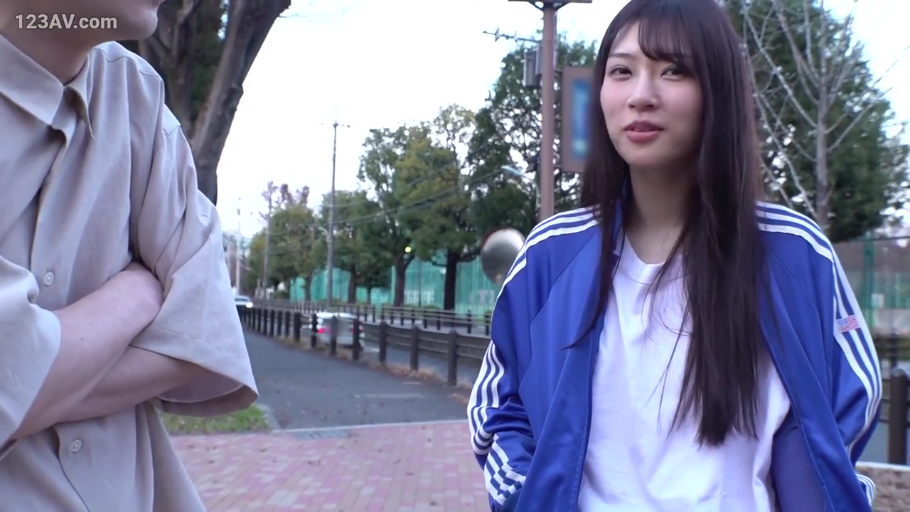 交谈 · 站立 · 微笑 · 否 · 蓝白运动外套 · 户外街道 · 日常感