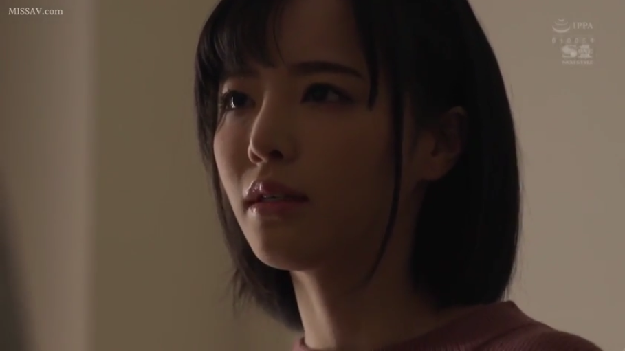 室内 · 面部特写 · 粉色针织衫