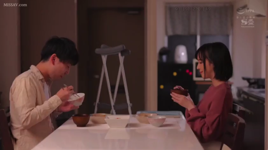 坐姿 · 中景 · 微笑 · 休闲装 · 居家 · 餐厅 · 用餐 · 拐杖