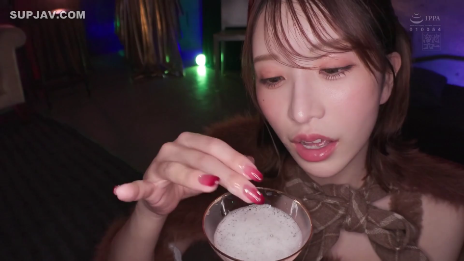 室内 · 脸部特写 · 棕色格子装