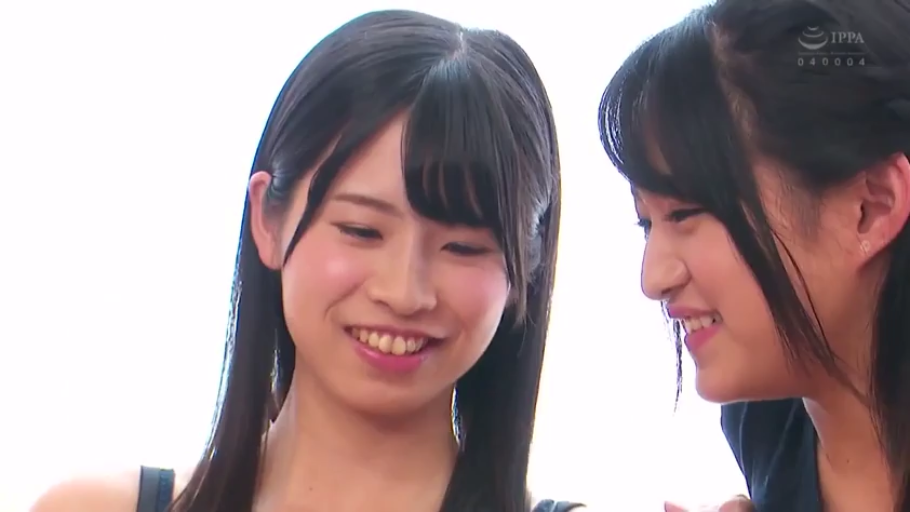 室内 · 站立 · 微笑 · 面部特写 · 亚洲女性 · 观看 · 黑色背心