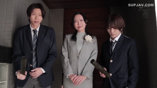 学校 · 微笑 · 男学生制服 · 毕业证书卷轴