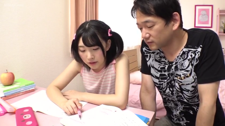 坐姿 · 专注 · 卧室 · 条纹背心 · 书本 · 家庭教师 · 辅导功课