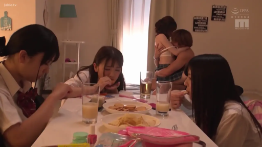 客厅 · 骑乘位 · 平静 · 胸罩 · 零食盘 · 室内环境远景