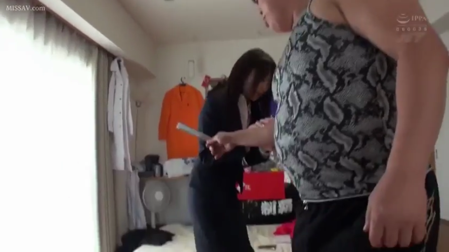 平静 · 寝室 · 摄像机 · 男子拿着摄像机的手臂 · 男子穿蛇纹背心和黑色短裤
