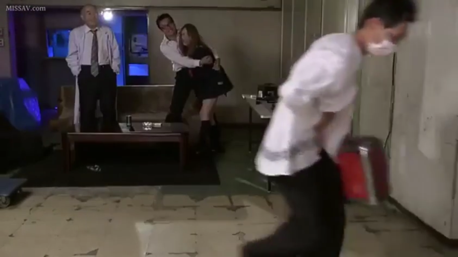 室内房间 · 抗拒 · 女生校服 · 红色箱子 · 背景中男女互动画面