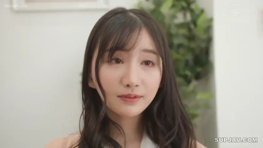 室内 · 脸部特写 · 自然 · 注视 · 长发 · 正面 · 浅色上衣