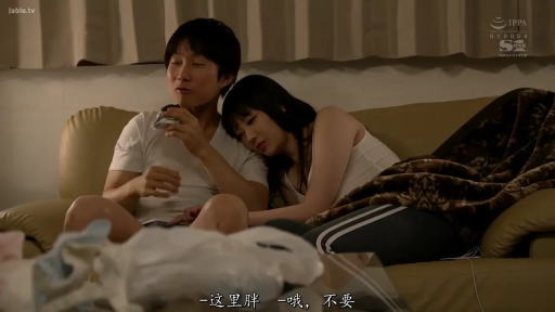 休息中 · 运动裤 · 中文字幕 · 客厅沙发 · 毛毯 · 双人半身中景