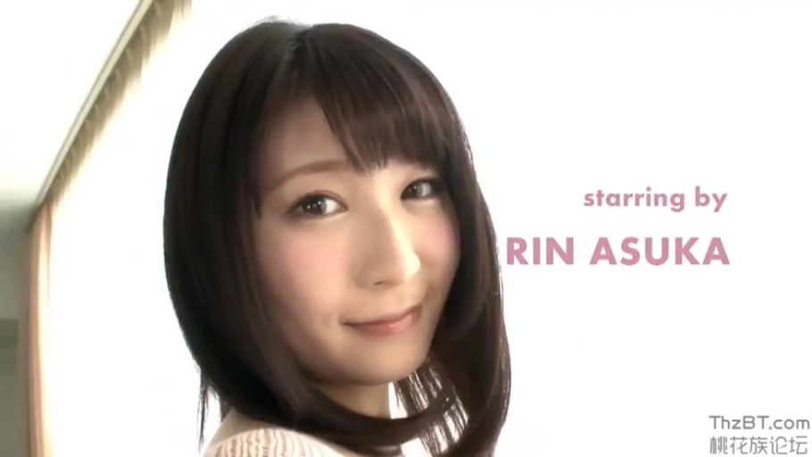室内 · 脸部特写 · 微笑 · 浅色上衣 · 画面侧方有演职人员名称