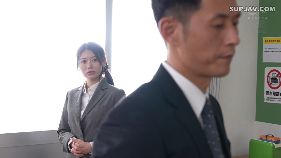面无表情 · 办公室 · グレーのスーツジャケット · 女子面部特写 · 公告栏文件
