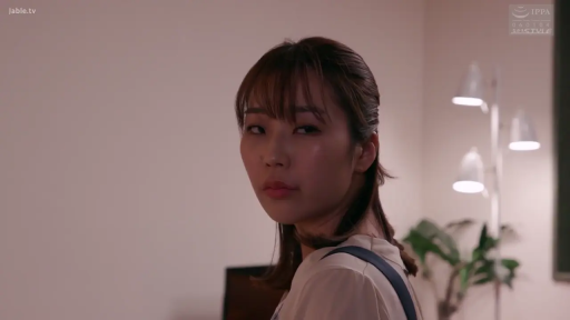 肩部特写 · 落地灯 · 注视 · 室内卧室 · 柔和灯光 · 米白色上衣