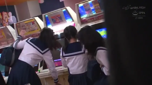 坐姿 · 水手服 · 背影 · 玩游戏 · 多人群体 · 游戏厅 · 街机