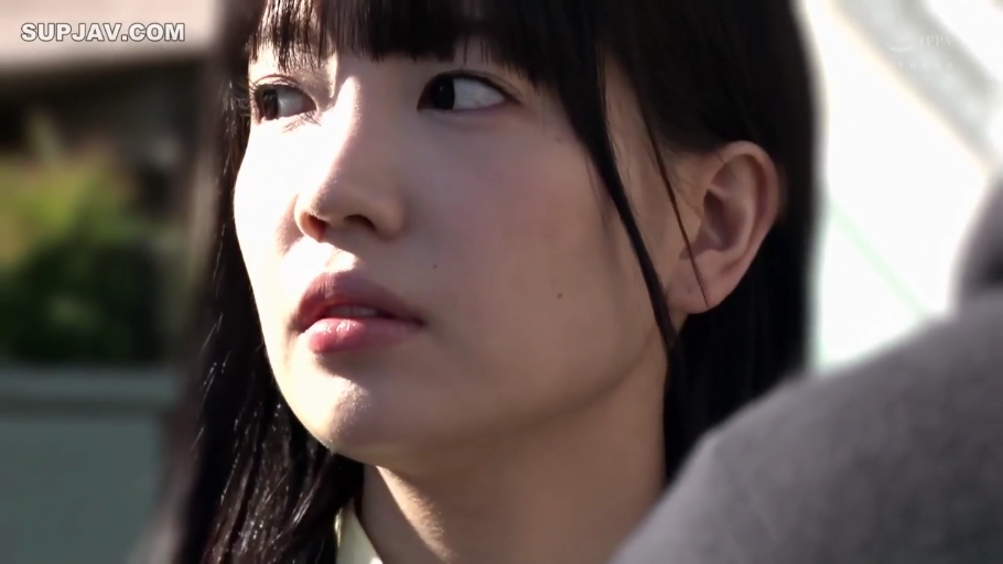 面部特写 · 户外 · 浅色上衣