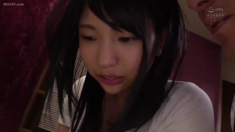 室内 · 俯身 · 委屈 · 脸部特写 · 白色上衣 · 凝视 · 亚洲女性