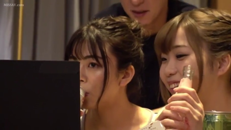 室内 · 坐姿 · 脸部特写 · 微笑 · 休闲装 · 多人 · 喝酒 · 罐装饮料