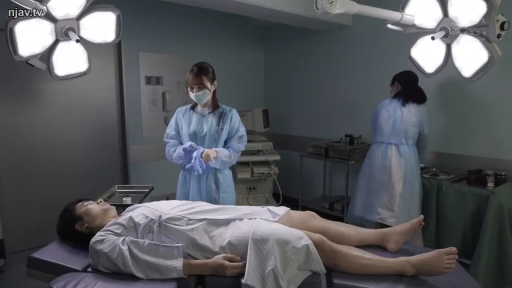 严肃 · 角色扮演 · 远景 · 手术室 · 手术灯 · 躺卧 · 手术服 · 医疗准备
